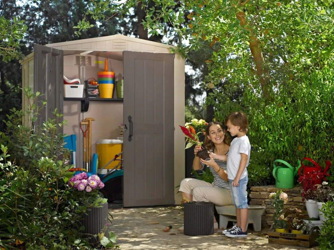 Casetta da Giardino Beige Nero Resistente Agli Agenti Atmosferici Presenza Finestre 178x196x208h cm, Tetto a due Falde - Tuskegee