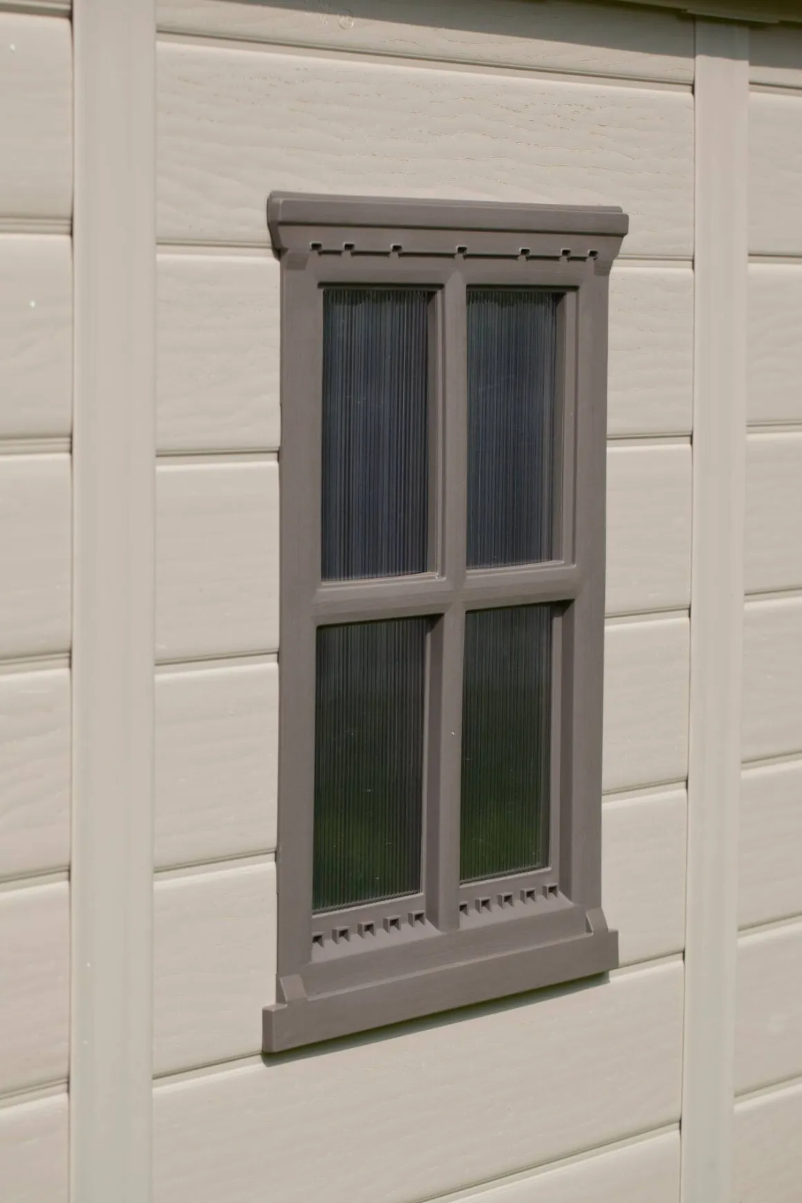 Casetta da Giardino Beige Nero Resistente Agli Agenti Atmosferici Presenza Finestre 257x182x243h cm, Tetto a due Falde - Vandalia