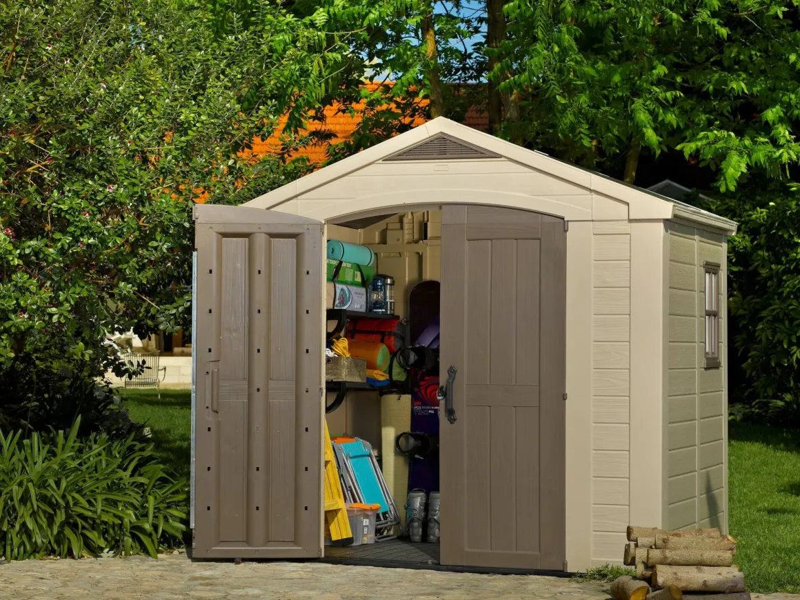 Casetta da Giardino Beige Nero Resistente Agli Agenti Atmosferici Presenza Finestre 257x182x243h cm, Tetto a due Falde - Vandalia
