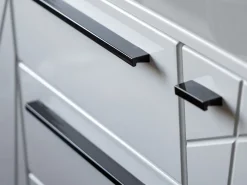 Credenza Bianco Nero 2 Ripiani 4 Cassetti 163x40x80.5h cm, 2 Ante - Maropati