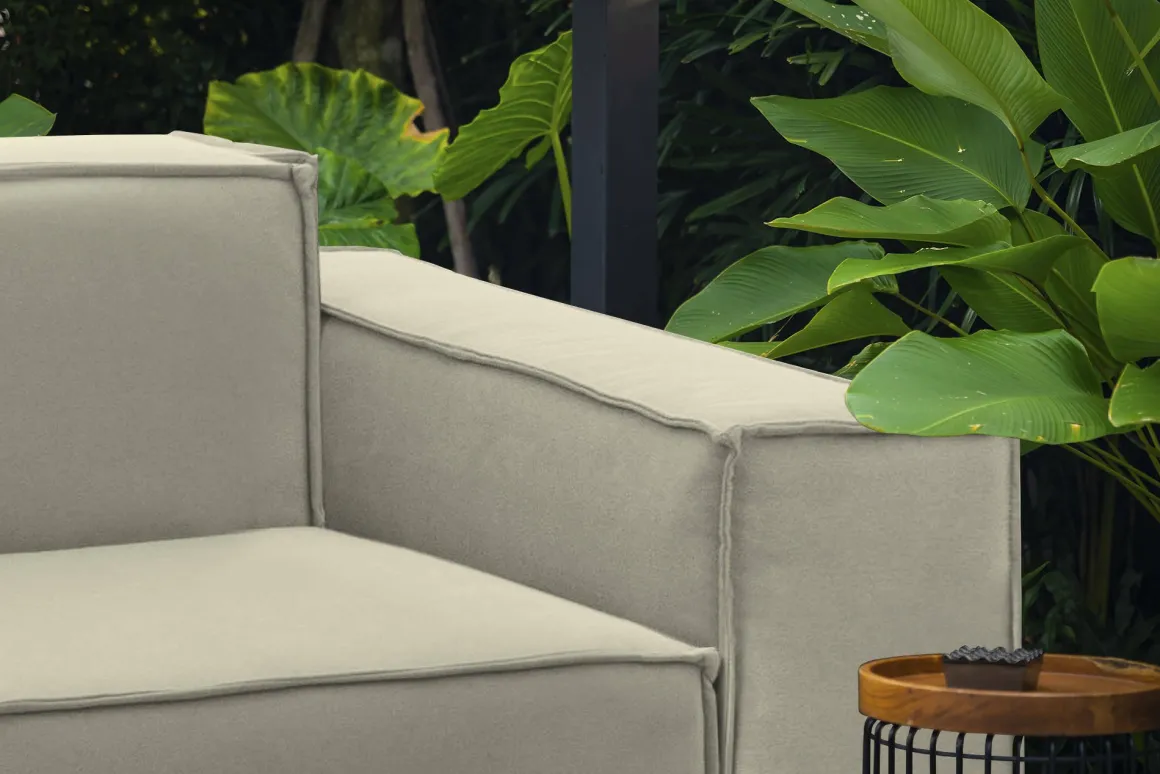 Poltrona in tessuto e legno con braccioli beige - Rodonite