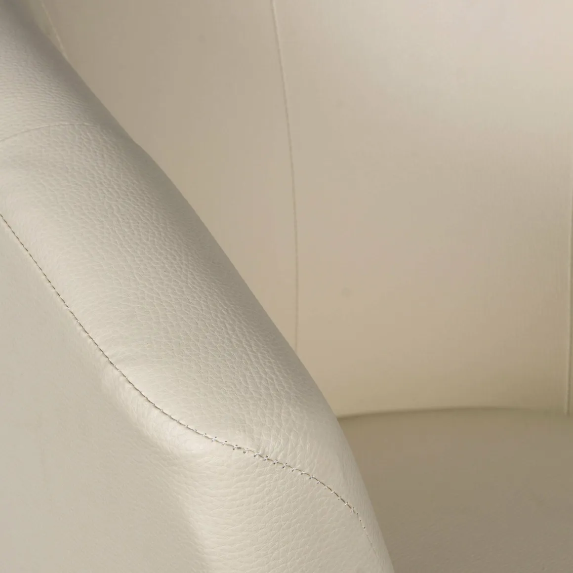 Poltrona moderna in ecopelle con braccioli beige - Ago