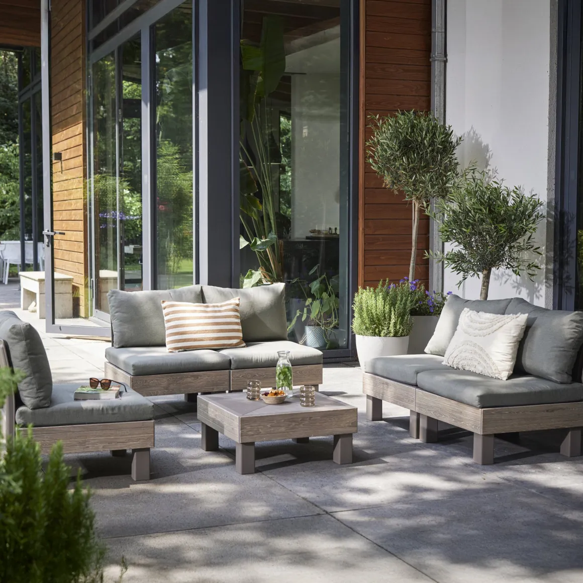 Set Salotto da Esterno Marrone Noce Grigio 5 Posti un Tavolino, Componibile Modulabile Resistente ai Raggi uv Impermeabile - Kendrick