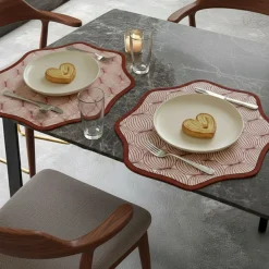 Set 2 Tovagliette/Sottopiatti in Ecopelle Kalp, Rosso e Rosa 40x40 cm, Cerchi intrecciati, Lavabili e Antiscivolo, Indoor/Outdoor, Made in Italy