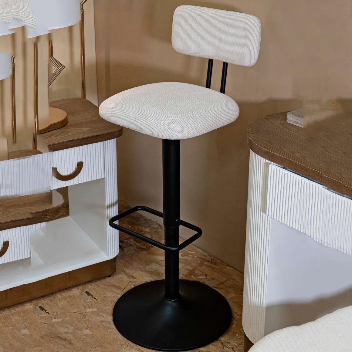 Sgabello Bianco Crema Nero Regolabile con Schienale 41x48x85h cm, Imbottito - Mirea