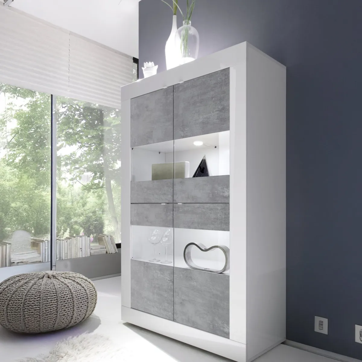 Vetrine > Dmora Vetrina Bianco Lucido Grigio Cemento 3 Ripiani 2 Ante 101.4x42x161.2h cm, Apertura con Maniglia - Suzzara Grigio Cemento, Bianco Lucido